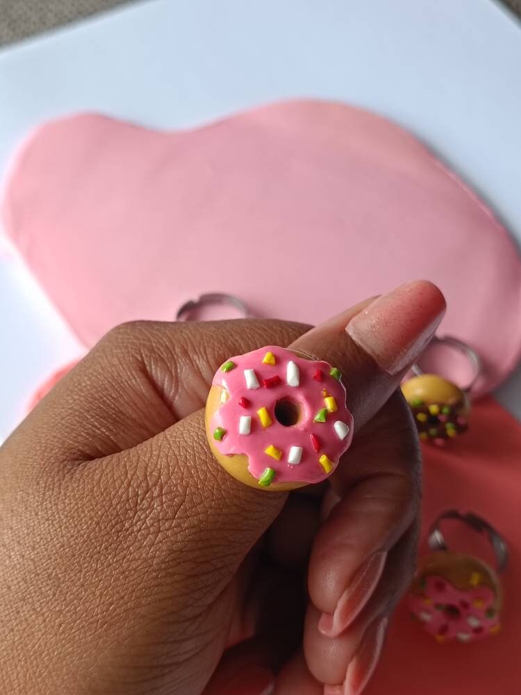 Donut Ring anneaux d’argile faits à la main polymère argile bijoux alimentaires anneaux fraise rose givré saupoudrer anneau de beignet réglable-Andreina Clay