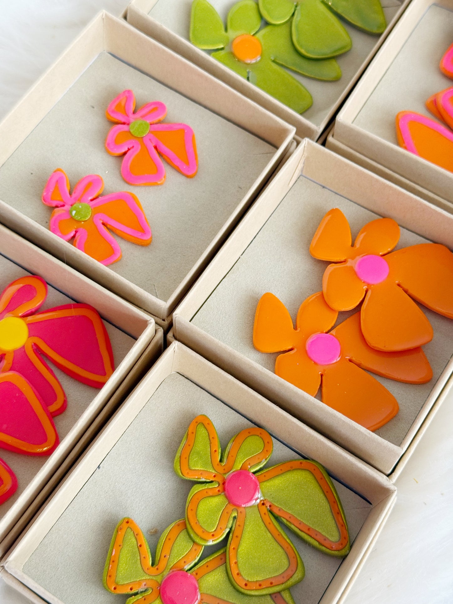 Polymer clay Groovy 70's Flowers "Flower power" 🌸- Lightweight studs