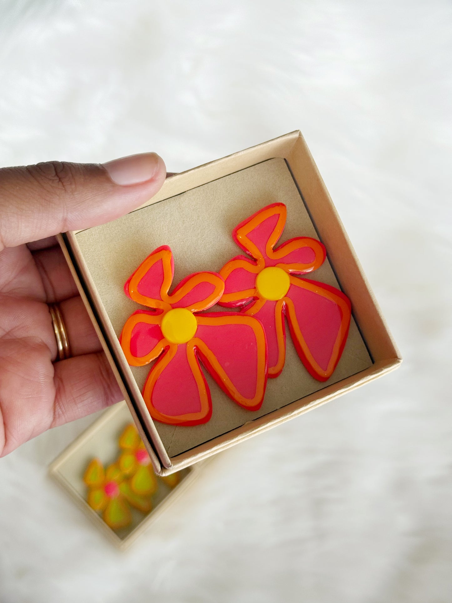 Polymer clay Groovy 70's Flowers "Flower power" 🌸- Lightweight studs