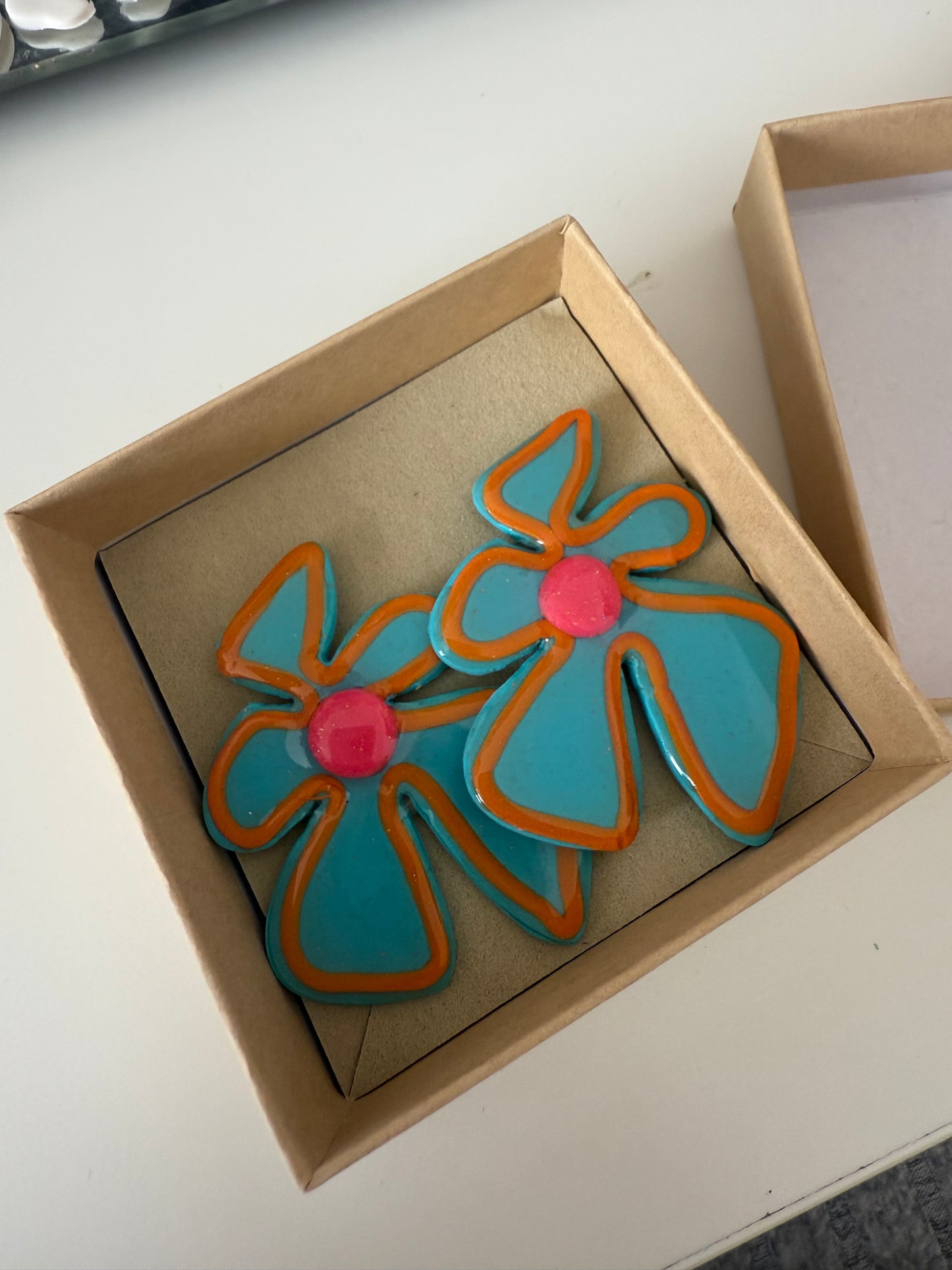 Polymer clay Groovy 70's Flowers "Flower power" 🌸- Lightweight studs