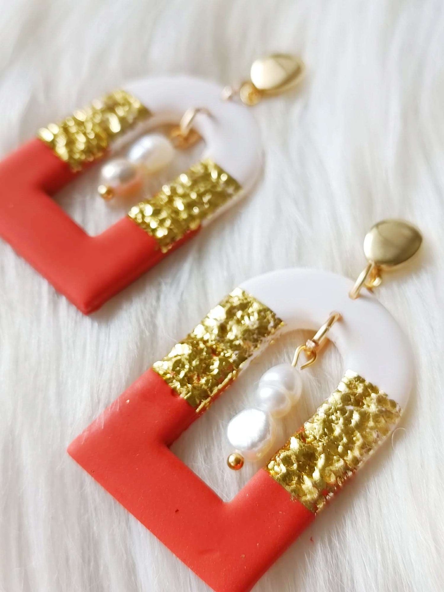 Terracotta Patterned Arch Earrings - Hamutal - Terracotta arche with white and gold details and fresh water pearls