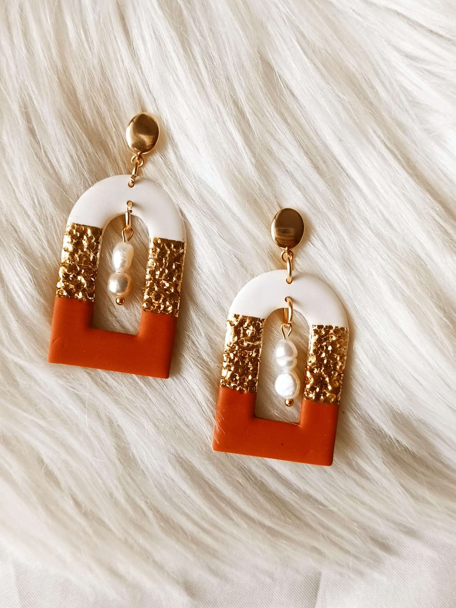 Terracotta Patterned Arch Earrings - Hamutal - Terracotta arche with white and gold details and fresh water pearls