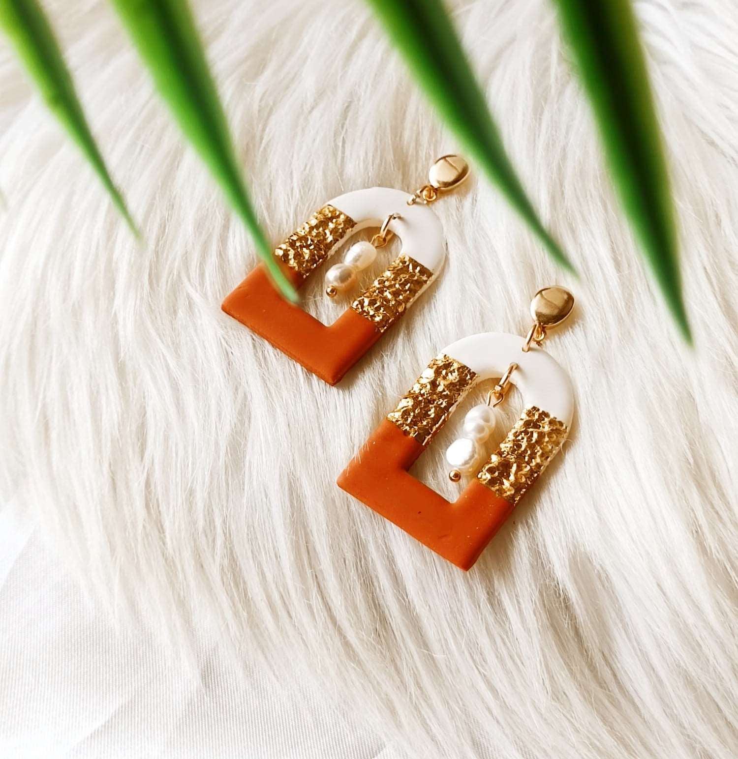 Terracotta Patterned Arch Earrings - Hamutal - Terracotta arche with white and gold details and fresh water pearls