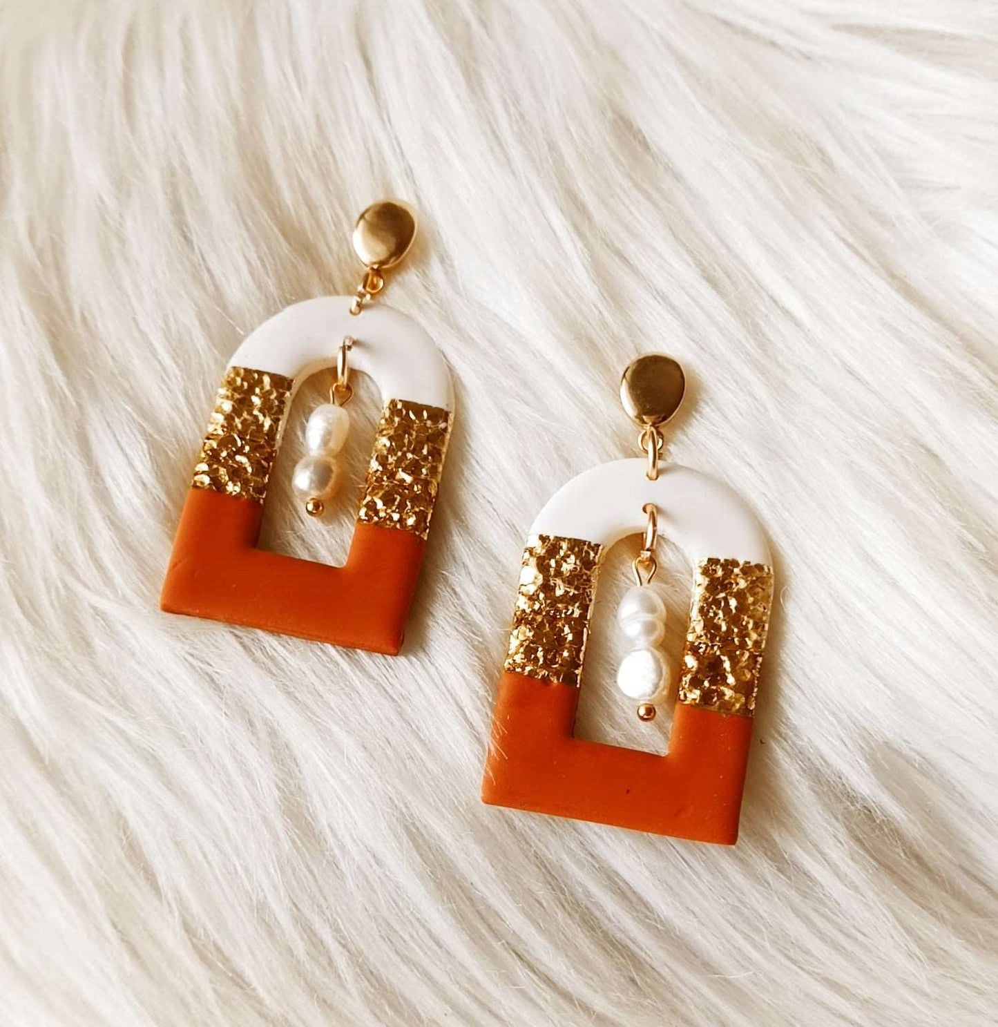 Terracotta Patterned Arch Earrings - Hamutal - Terracotta arche with white and gold details and fresh water pearls