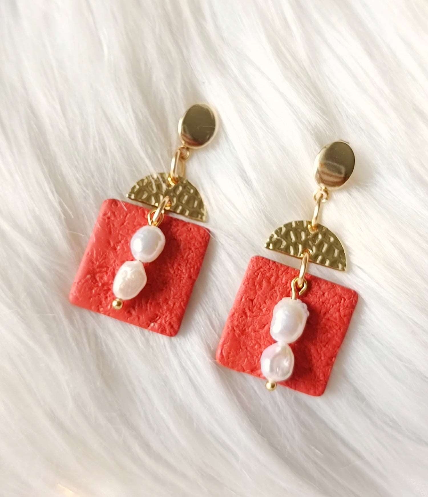 Terracotta Polymer clay earrings - Hoglah - Terracotta textured earrings with freshwater pearls