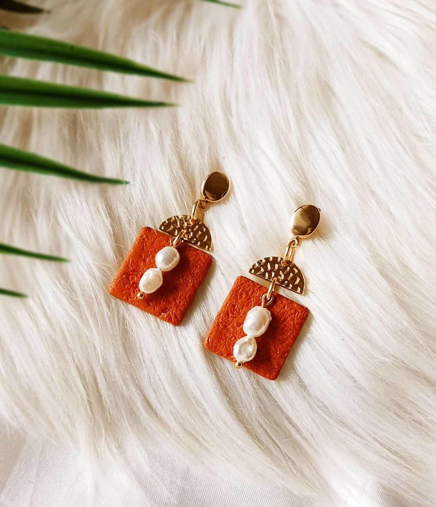 Terracotta Polymer clay earrings - Hoglah - Terracotta textured earrings with freshwater pearls