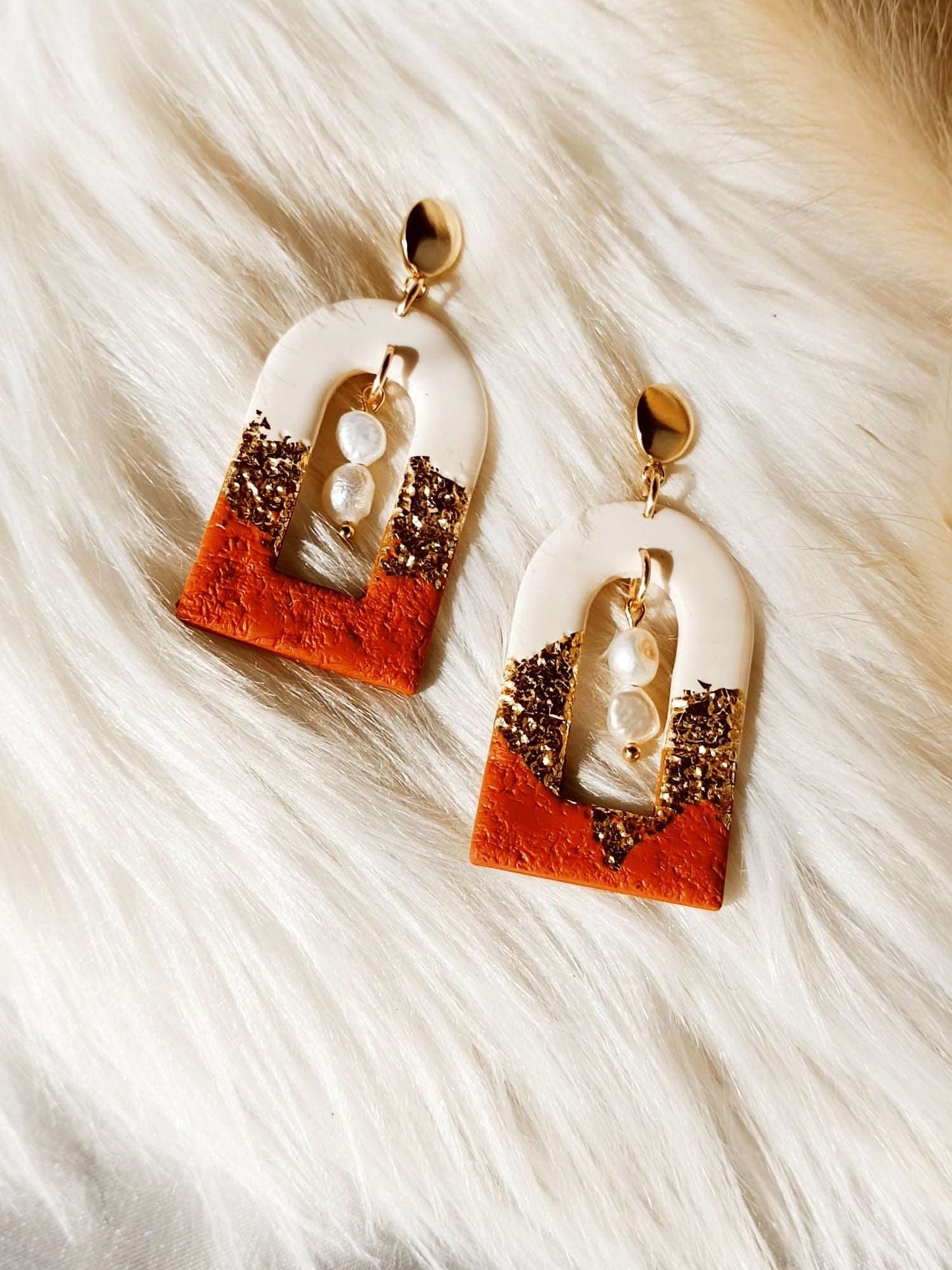 Terracotta Patterned Arch Earrings - Hodiah - Terracotta arche with white and gold details and freshwater pearls