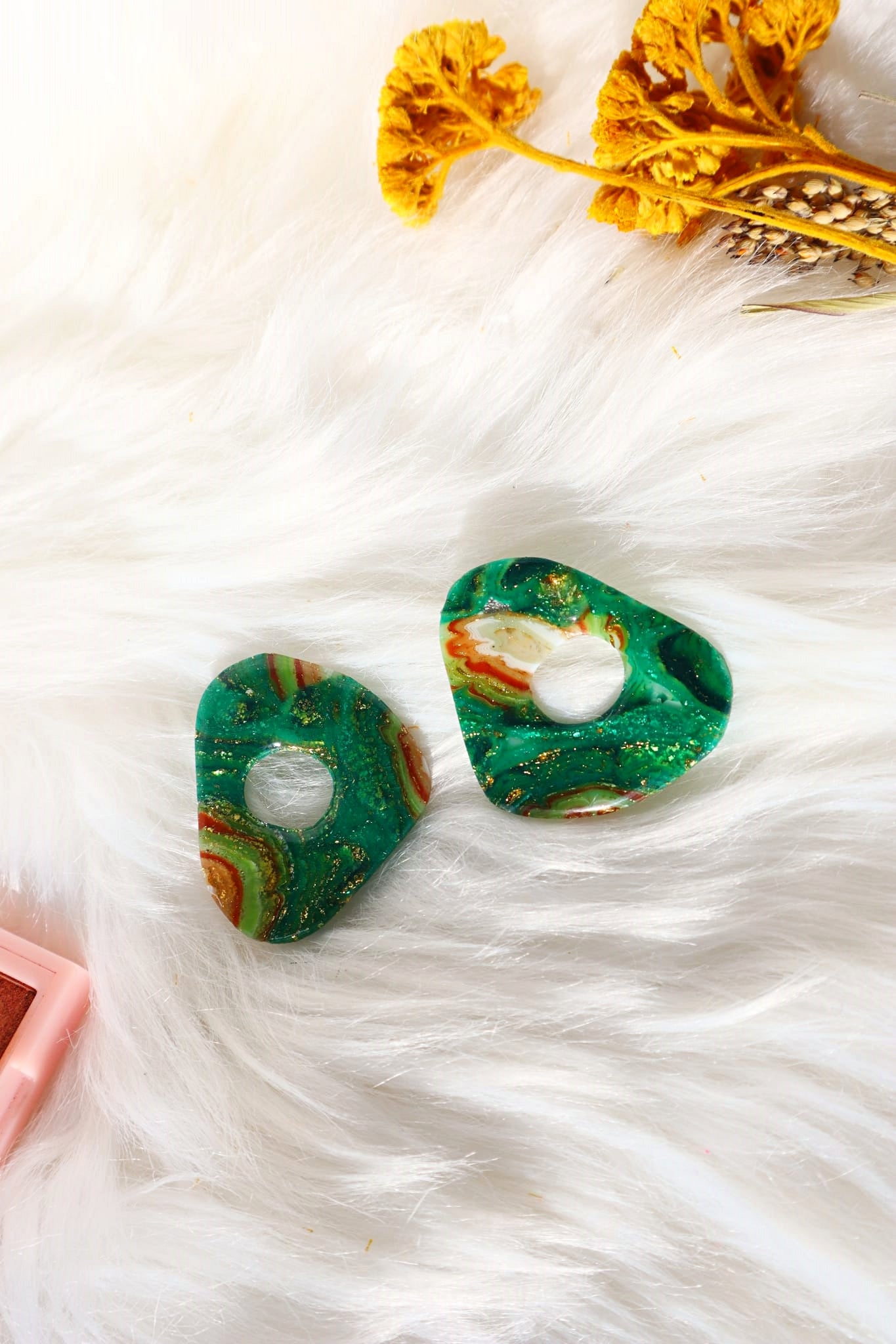 Boucles d’oreilles artisanales en argile polymère vert faux agate avec breloques en laiton et clous en acier inoxydable – Bijoux faits main inspirés par la nature