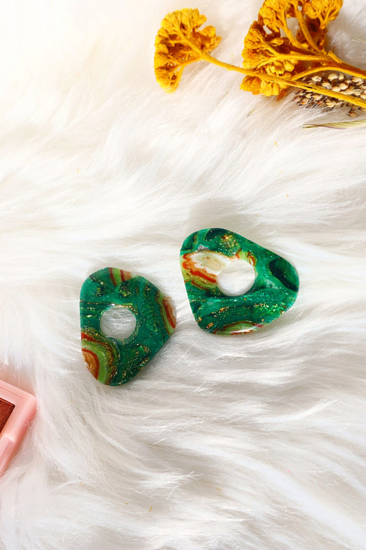 Boucles d’oreilles artisanales en argile polymère vert faux agate avec breloques en laiton et clous en acier inoxydable – Bijoux faits main inspirés par la nature