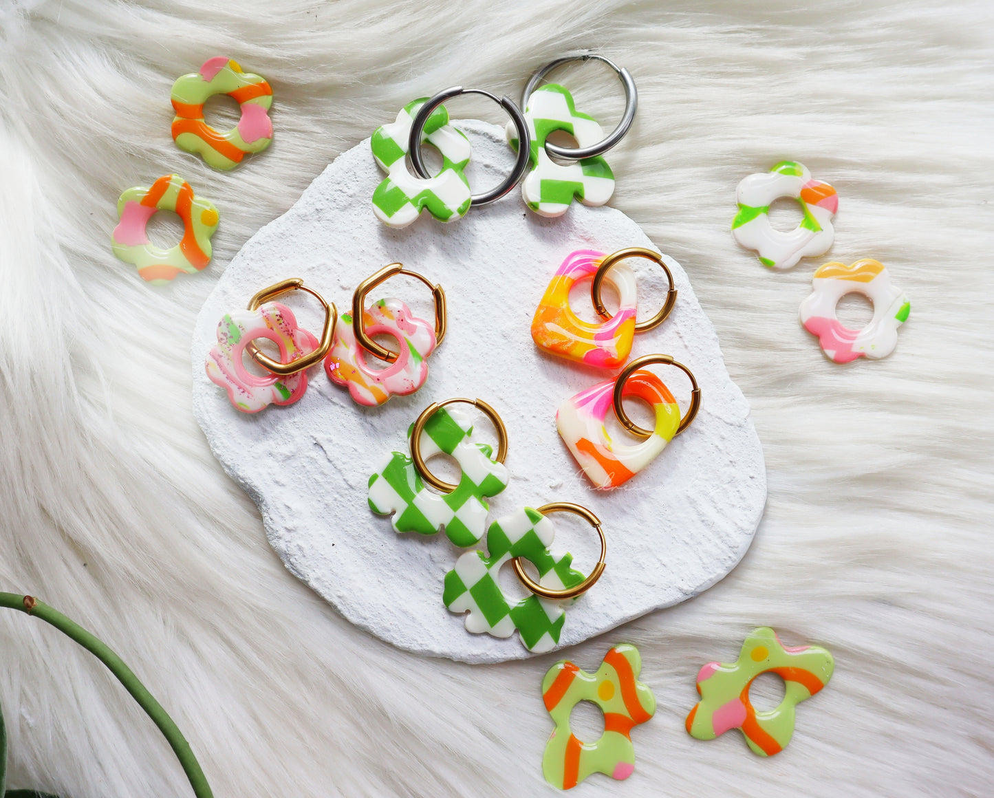 Boucles d'oreilles créoles en argile polymère à carreaux vert lime faites à la main sur cerceaux en acier inoxydable - Design floral biologique unique pour des bijoux tendance