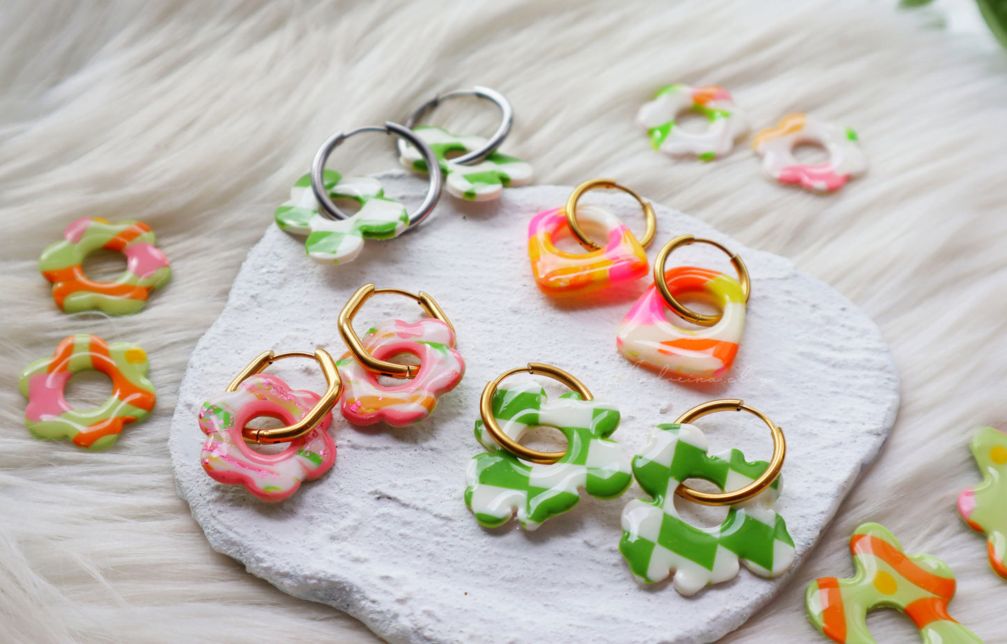 Boucles d'oreilles créoles en argile polymère à carreaux vert lime faites à la main sur cerceaux en acier inoxydable - Design floral biologique unique pour des bijoux tendance