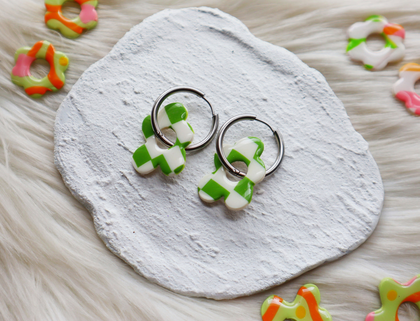 Boucles d'oreilles créoles en argile polymère à carreaux vert lime faites à la main sur cerceaux en acier inoxydable - Design floral biologique unique pour des bijoux tendance