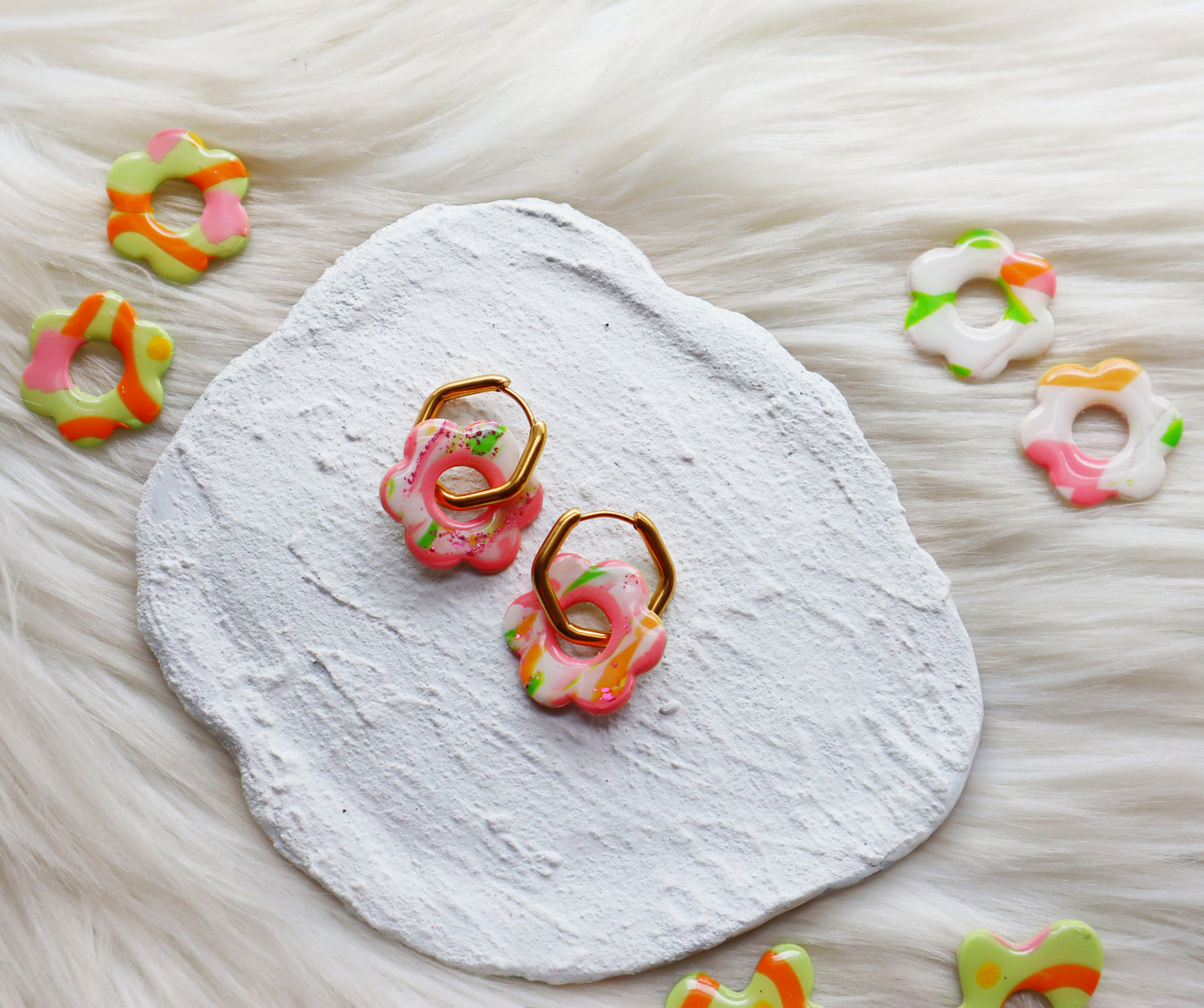 Handmade Daisy Flower Polymer Clay Créole Earrings on Stainless Steel Hoops - Unique Organic Floral Design for Trendy Statement Jewelry