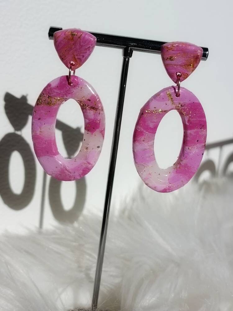 The "Rosé": boucles d'oreilles en pâte polymère avec anneaux de saute en acier inoxydable fourré rose doré.