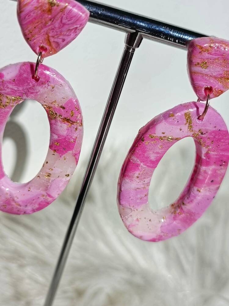 The "Rosé": boucles d'oreilles en pâte polymère avec anneaux de saute en acier inoxydable fourré rose doré.